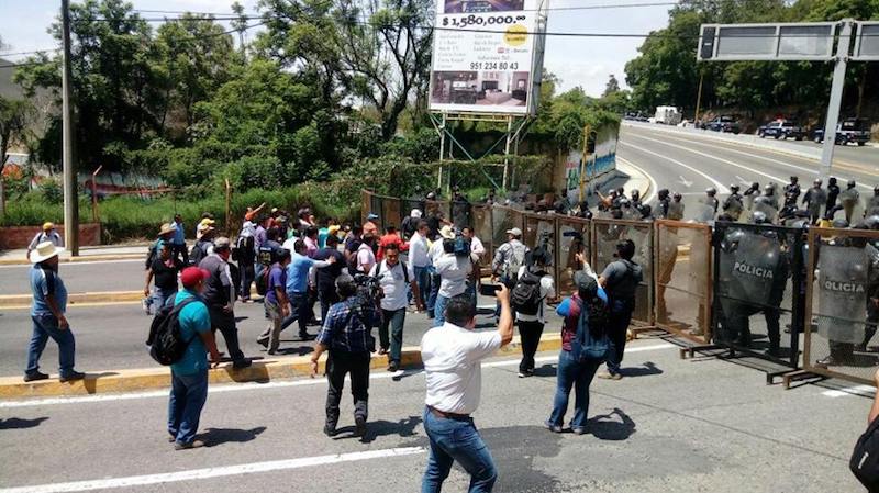 Aliados y enemigos de Alejandro Murat sitian la capital en plena fiesta de la Guelaguetza