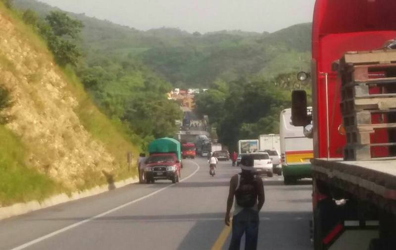 Con bloqueo desplazados mixes exigen atención de las autoridades de Oaxaca
