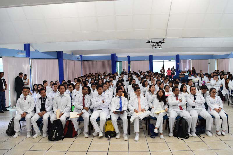 Pasantes de Médicos-UABJO retribuyen con servicio social el apoyo de la sociedad