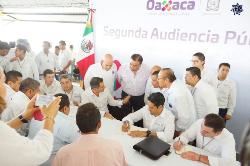 Fracasa Audiencia de Gobierno en Ixtepec; Gobernador llega cinco horas tarde
