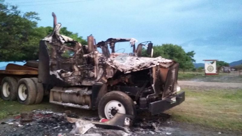 Prenden fuego a maquinaria en San Dionisio del Mar