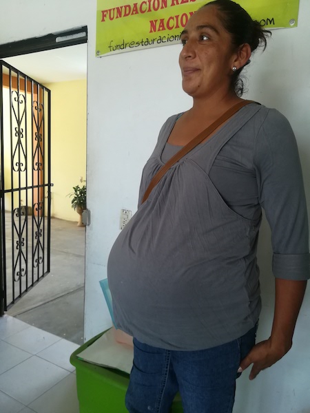 Policía embarazada denuncia a alcalde de Oaxaca por violencia laboral y obstétrica