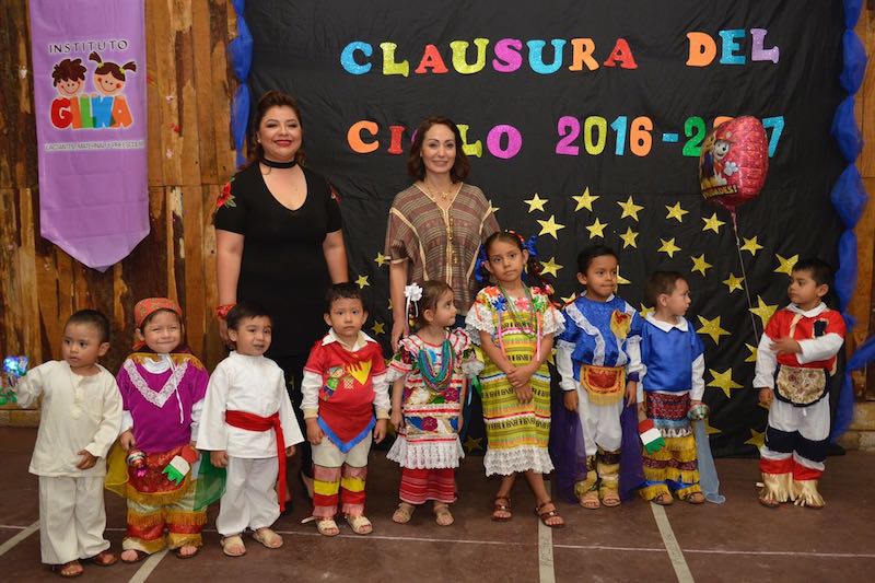 Amadrina Lorena Córdova primera generación del Instituto “Gilka”