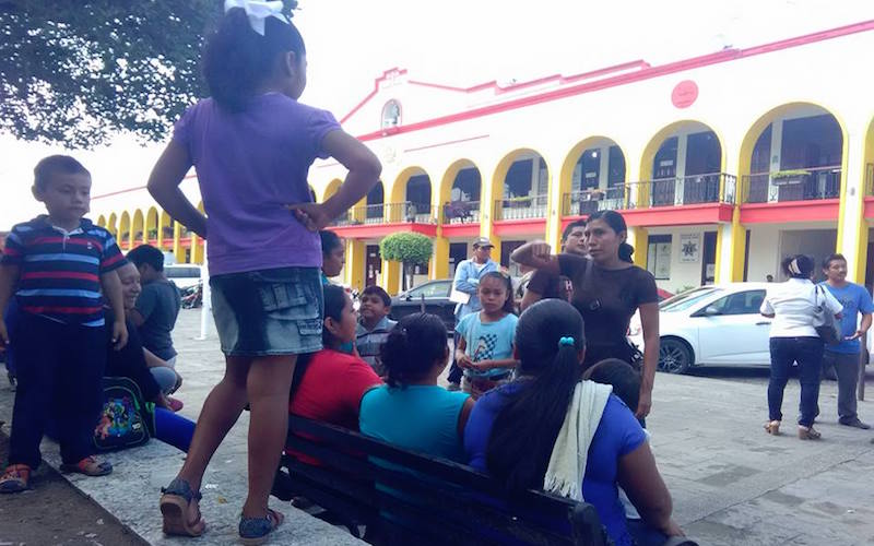 Reclaman a presidente municipal de Tuxtepec incumplir compromisos educativos
