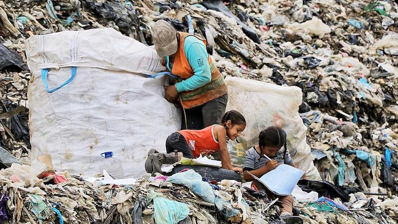 Pepenar «dinero» entre los desechos de Oaxaca