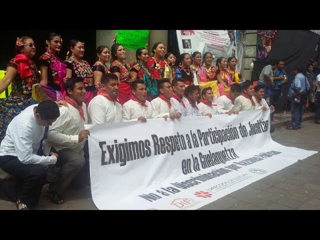 Bailando, Delegación de Juchitán protesta en el zócalo por exclusión en #Guelaguetza2017