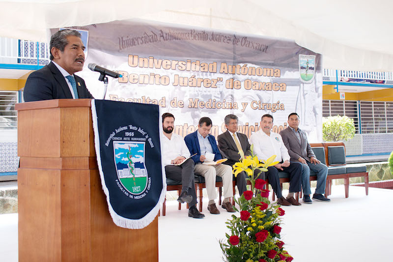 Entrega FMC-UABJO a pasantes para Servicio Social con examen profesional aprobado