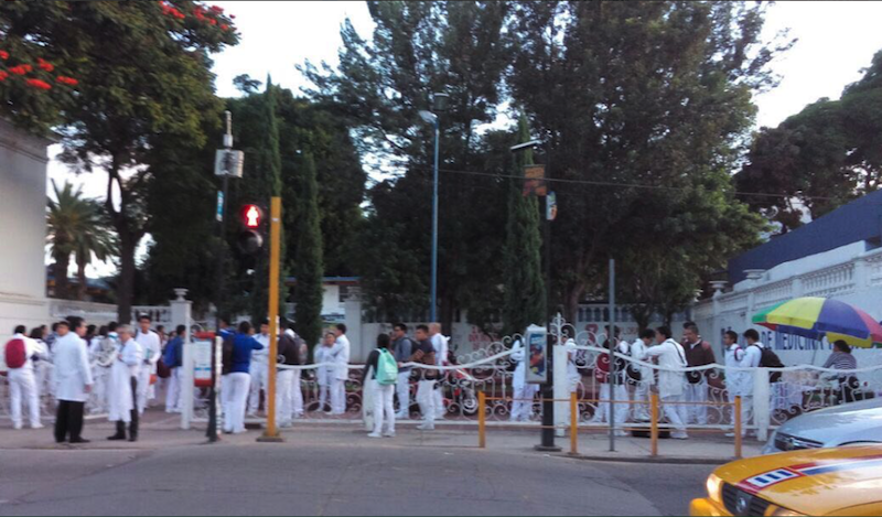 Encapuchados intentan tomar violentamente la facultad de Medicina; un herido