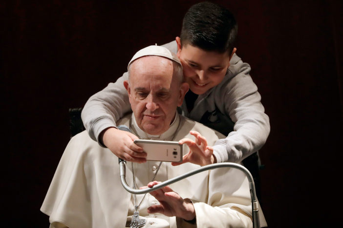 Papa Francisco pide perdón por curas pederastas en prefacio del libro “Lo perdono padre”