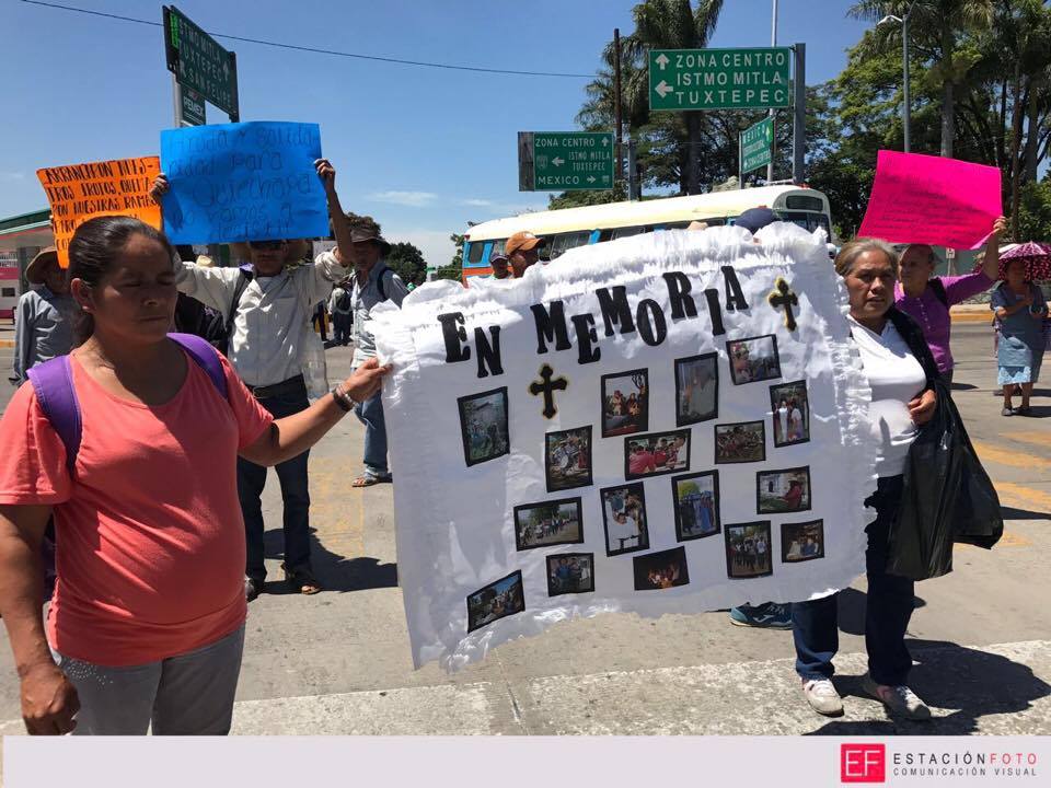 Con bloqueos, Autoridades de Quiechapa exigen justicia por sus cinco muertos ante indolencia gubernamental