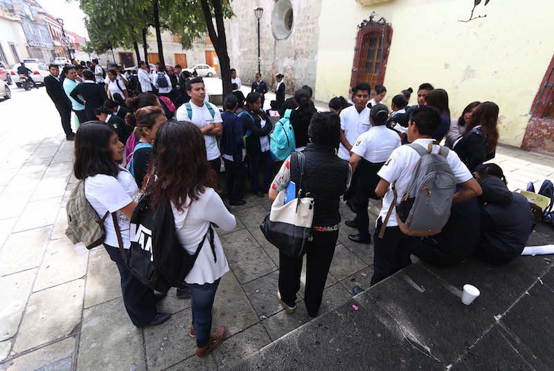 Estudiantes de Enfermería-UABJO reciben clases en la calle, por lío interno