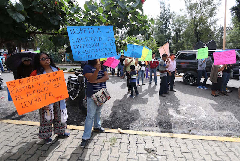 Más de un mes de paro de trabajadores del Seguro Popular y nadie les atiende