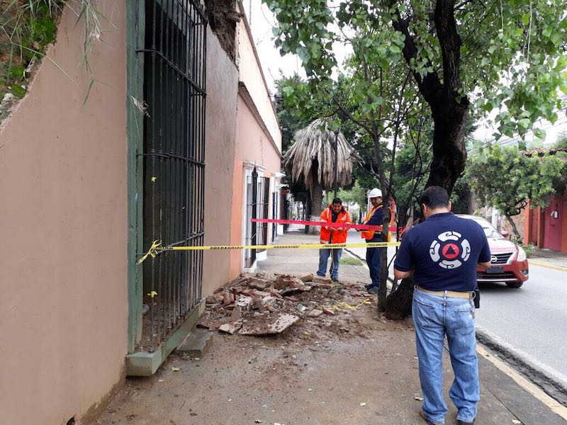 Reportan daños materiales por lluvias en la capital
