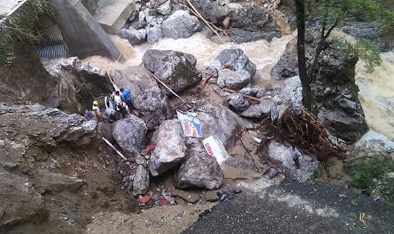 Continúan búsqueda de trabajador sepultado por derrumbe en la Mixteca