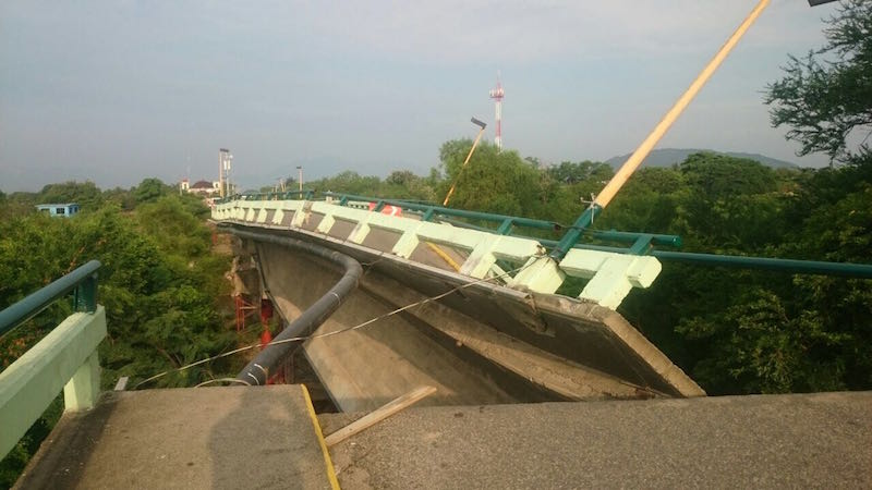 Nuevos sismos terminan por derrumbar casas, un edificio y un puente en el Istmo