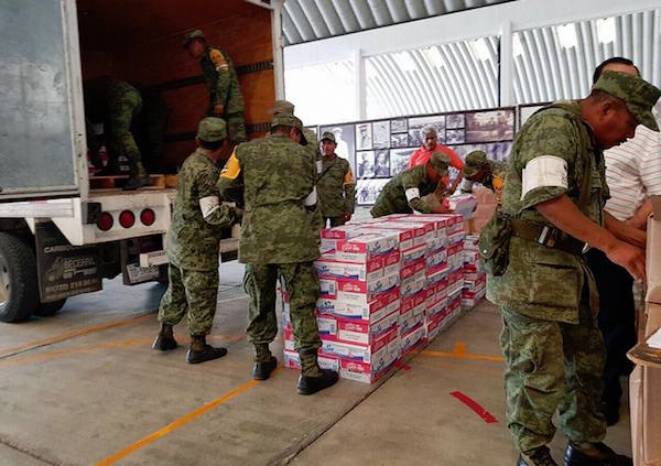 Liconsa llega a Juchitán con 120 mil litros de agua potable y 50 mil litros de leche