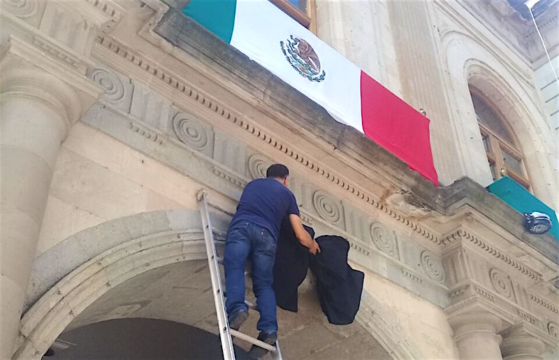Palacio de Gobierno con moño negro para el Grito; Murat encabeza acto oficial y S-22 «anti-grito»