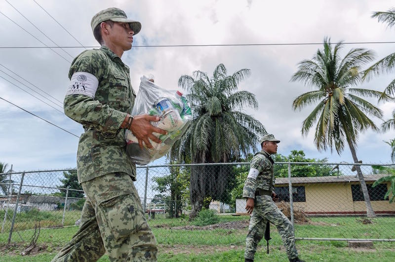 Familias de San Mateo del Mar reciben ayuda de las Fuerzas Armadas y del Gobierno
