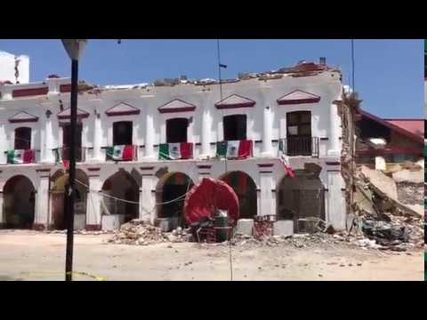 Entre los escombros rescatan a policía municipal de Juchitán