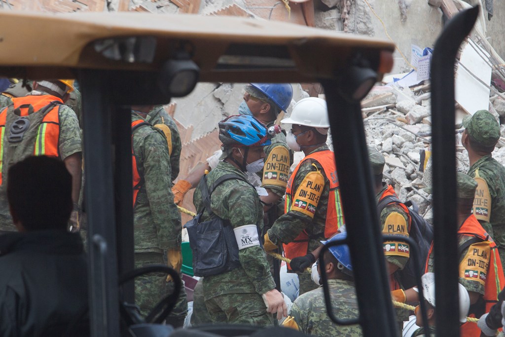 Saqueo militar durante rescates tras el sismo