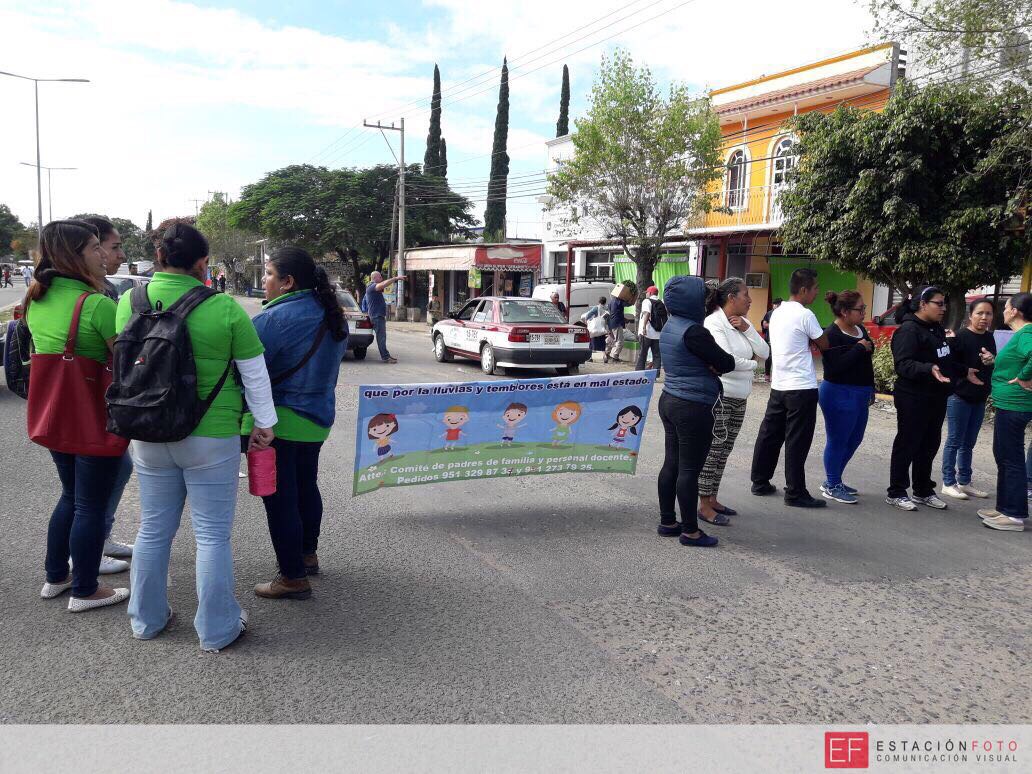 Con bloqueos, padres de familia exigen demolición de escuela por seguridad de 400 alumnos