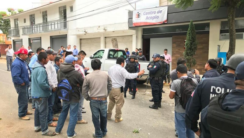 Mixtecos desnudan y golpean a funcionarios electorales por validad una elección donde son excluidos