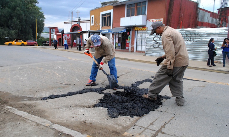 Continúa mejora de calles y avenidas de la capital oaxaqueña
