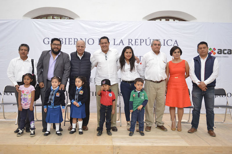 Atestigua Enrique Lira entrega de constancias del programa para apoyar a madres trabajadoras
