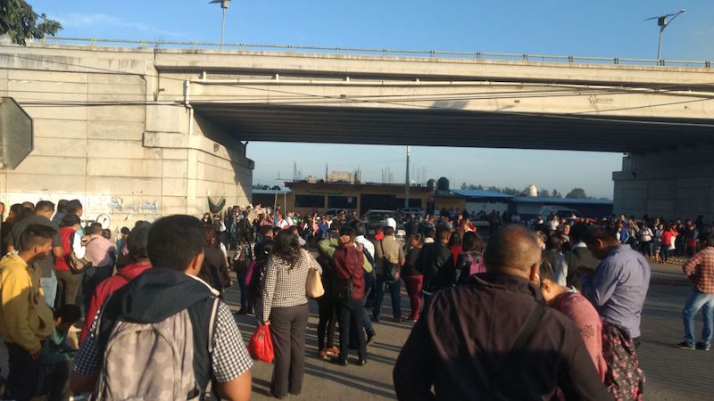 Taxistas paralizan oficinas gubernamentales para exigir el retiro de unidades piratas 