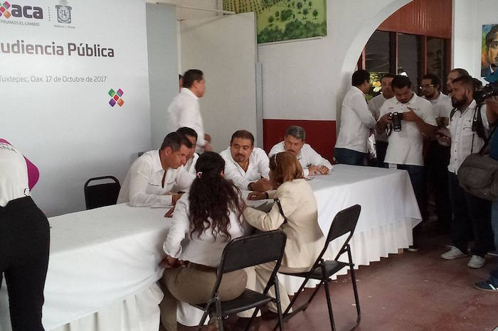 Entre manifestaciones y retrasos, llega Murat a audiencia pública en Tuxtepec
