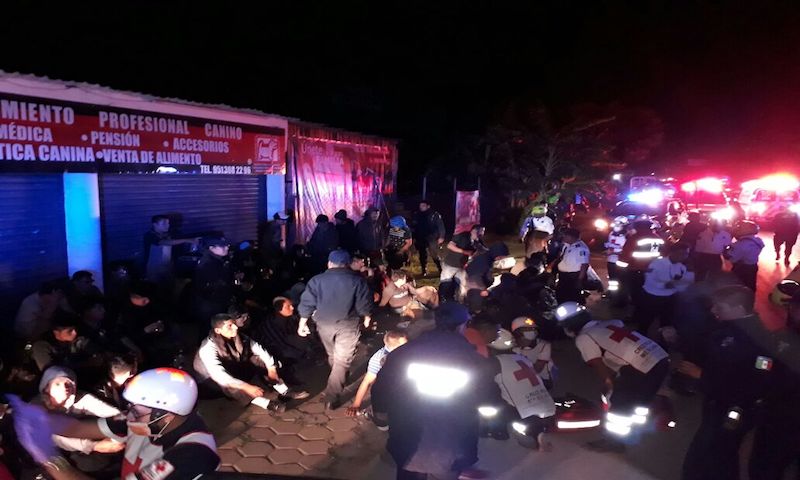 Tecnología de Repuve de la SSPO detecta camión con reporte de robo, al interior viajaban alrededor de 79 personas con signos de deshidratación