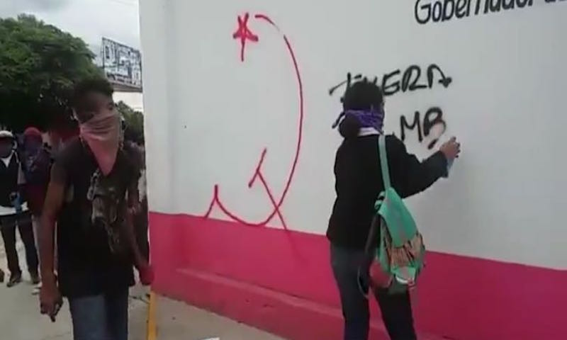 Irrumpe violentamente Corriente Sol Rojo en Defensoría; también causa daños a bancos y comercios
