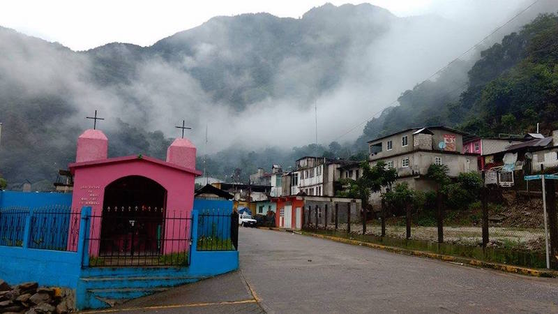 Denuncian marginación en Telesecundaria de Tlacoatzintepec; temen enfrentamientos