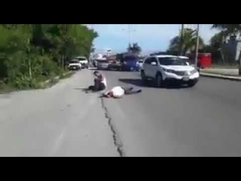 Presunto conductor de Uber atropella a taxistas; un muerto (#Video)