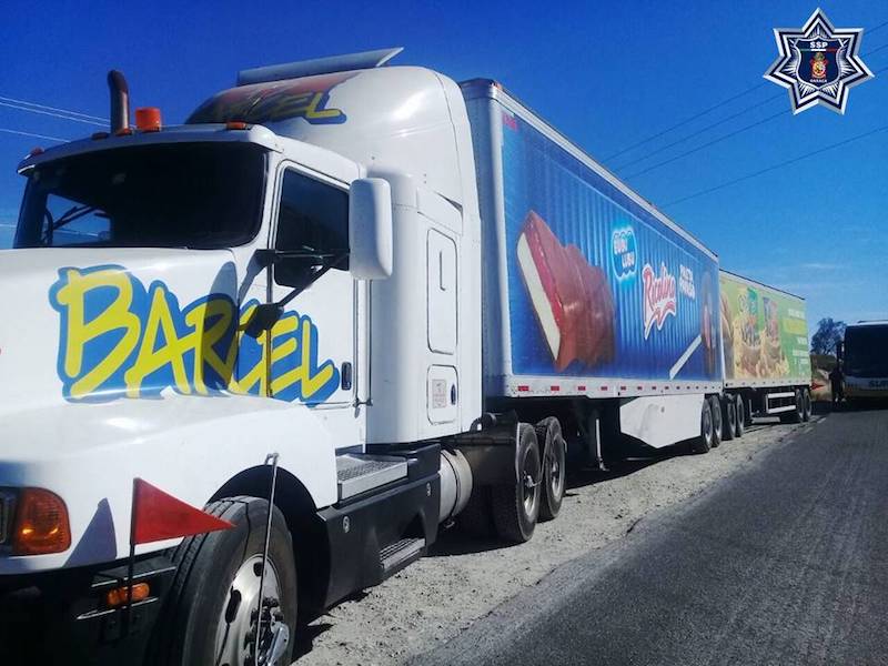 Fuerzas estatales de seguridad rescatan tractocamión con doble remolque