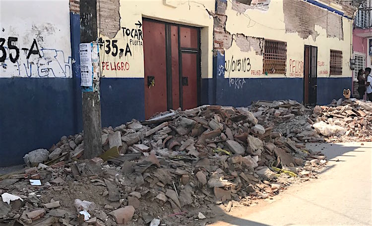 A casi 80 días del terremoto, Juchitán sigue con escombros