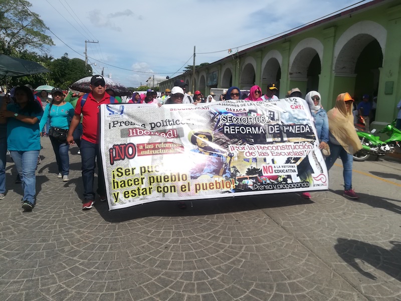 Con marcha exige sección 22 rehabilitar más de mil 700 escuelas en el Istmo dañadas por terremoto