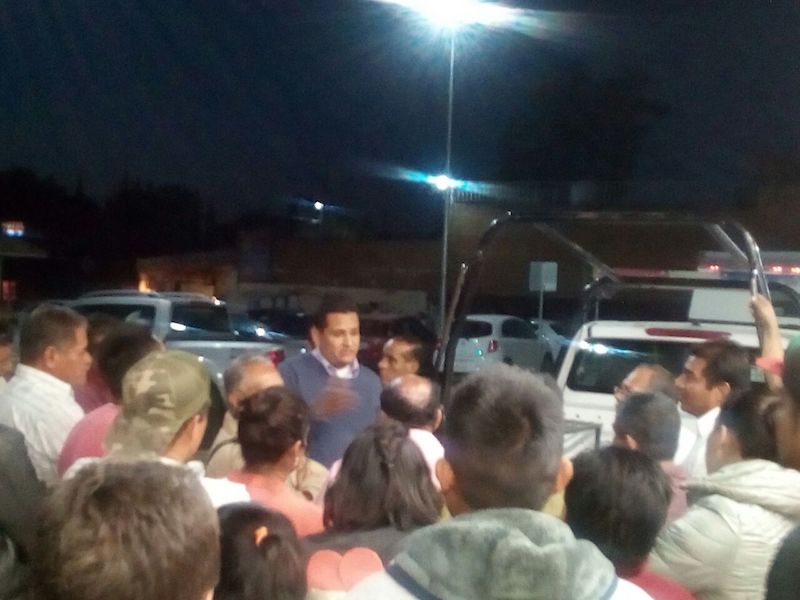 Mototaxistas se disputan sitio Aurrerá Aeropuerto