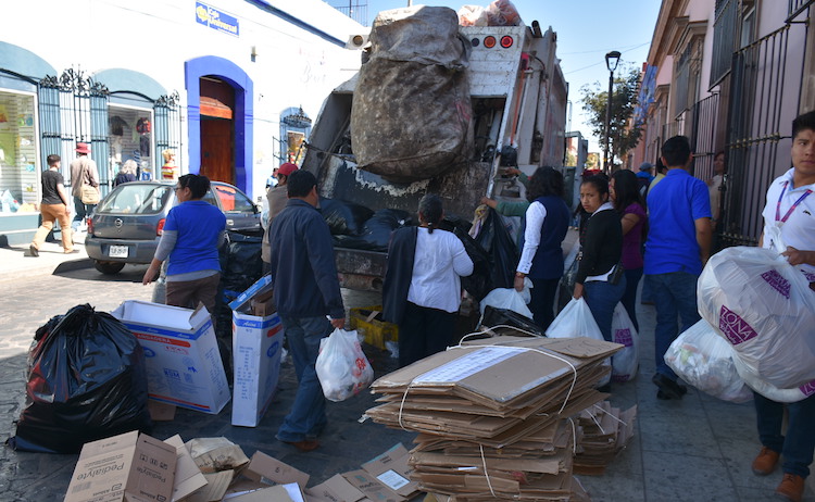 Continúa recolección de basura en el Centro Histórico y colonias y agencias de la capital oaxaqueña