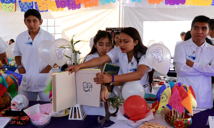 ‘Expo dental’ de estudiantes de la Facultad de Odontologia UABJO