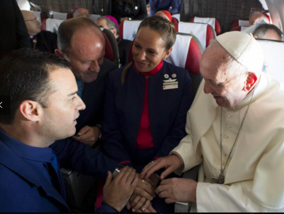 Papa Francisco casa a pareja chilena en pleno vuelo
