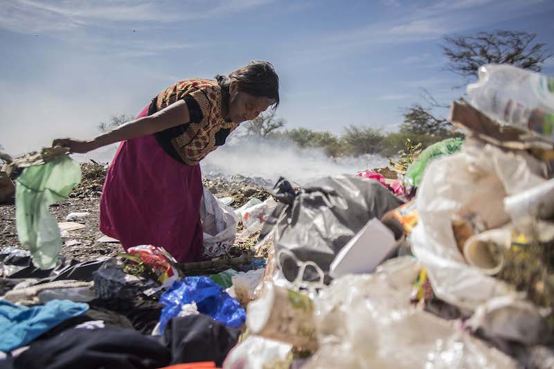 A cuatro meses del terremoto, Francisca pepena para sobrevivir
