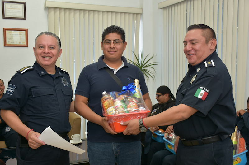 Entregan reconocimientos a elementos de la policía municipal