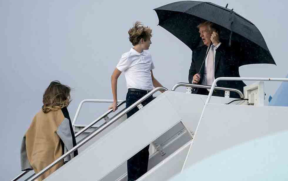 Trump abandona a su suerte a Melania y Barron en la lluvia