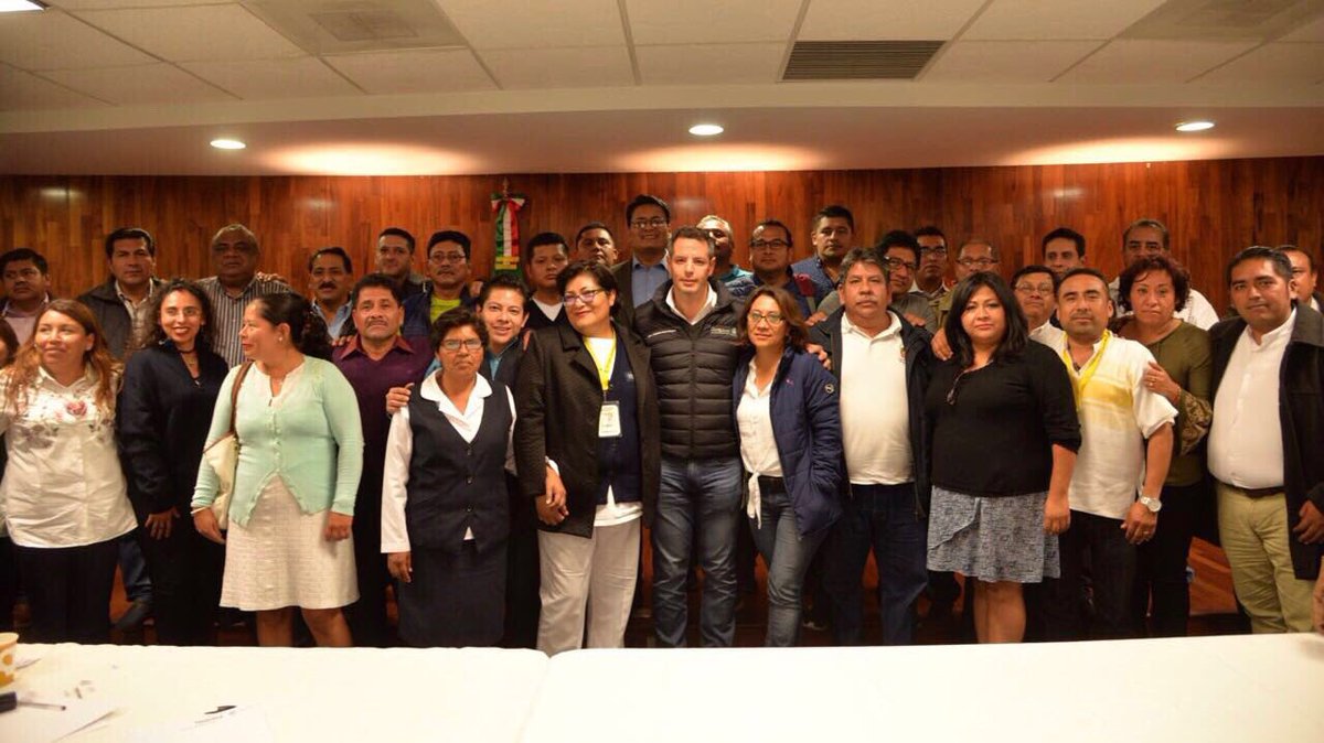 @alejandromurat en diálogo con sindicalizados que exigen renuncia de Díaz Pimentel de Salud