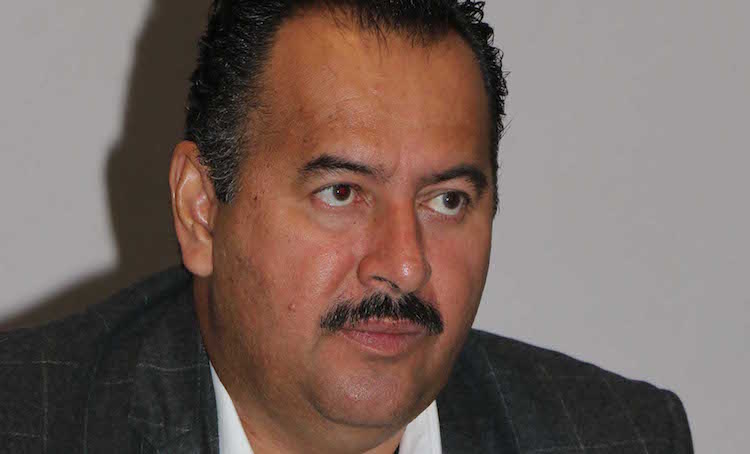 Haciendo gala de desfachatez, senador irrumpe en sesión legislativa de Oaxaca para dar abrazos