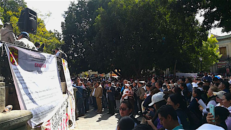 Díaz Pimentel unifica a trabajadores de Salud en su contra; 12 mil salen a la calle a exigir su renuncia