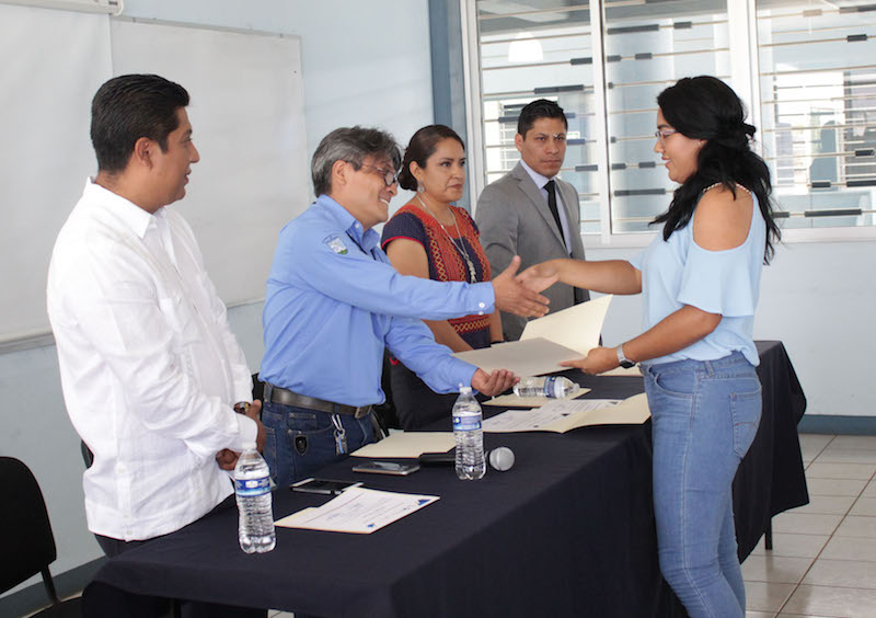 Reconocen desempeño y preparación continua de estudiantes de Economía UABJO