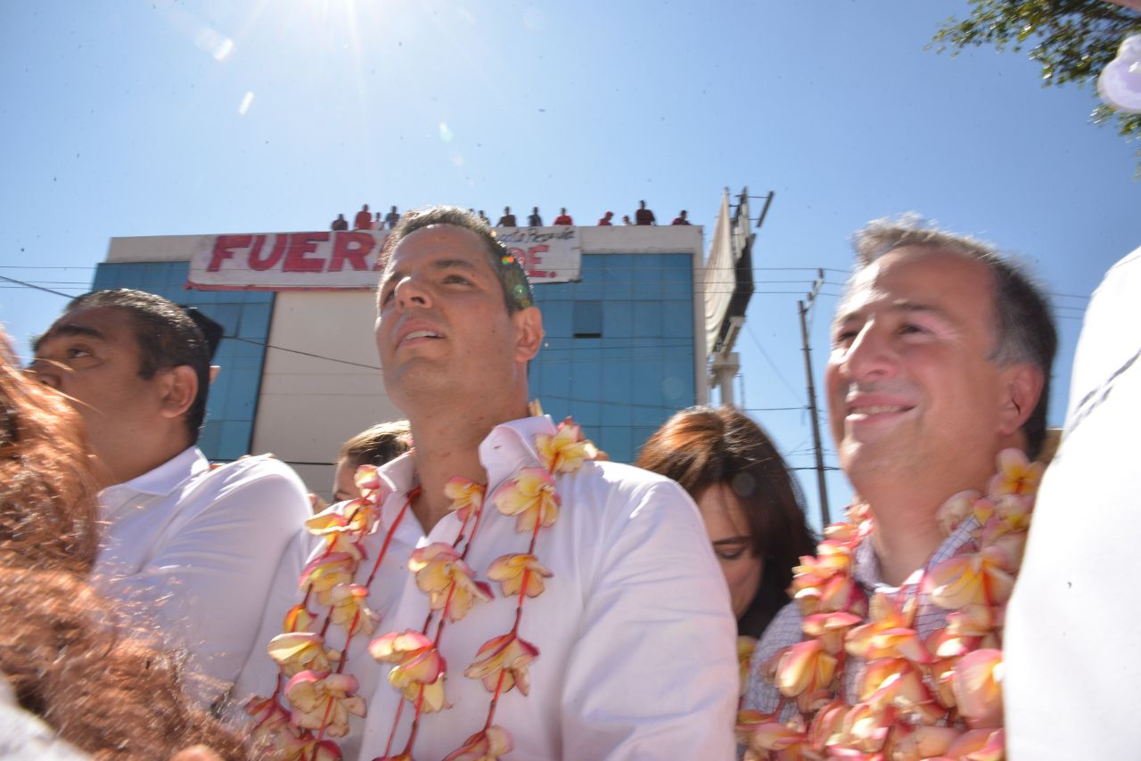 Maestros declaran persona non grata al candidato del PRI acuerdan boicotear su acto de campaña