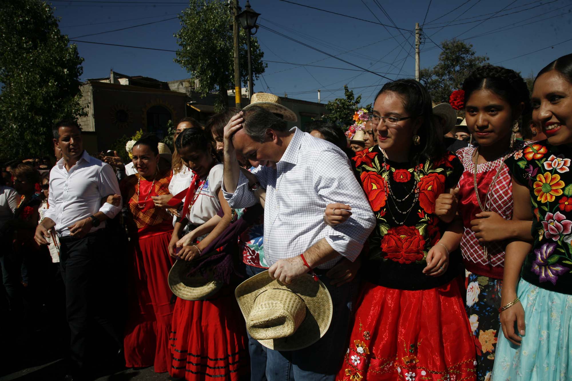 «¡Asesino!», gritan a Meade y lo declaran persona non granta porque “Oaxaca te repudia”